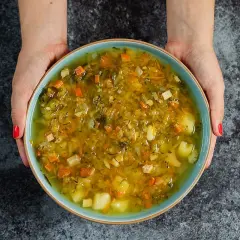Ile kalorii ma zupa ogórkowa? Sprawdź, co naprawdę zawiera