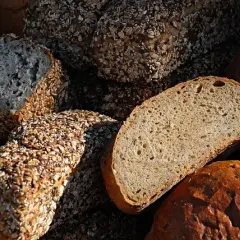 Jaki chleb przy SIBO? Unikaj tych, które nasilają objawy