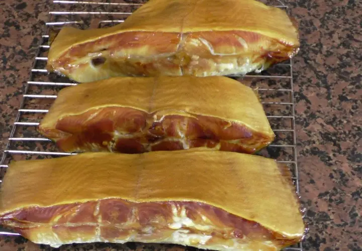 Halibut wędzony: Jak przygotować i podawać wędzoną rybę w prosty sposób
