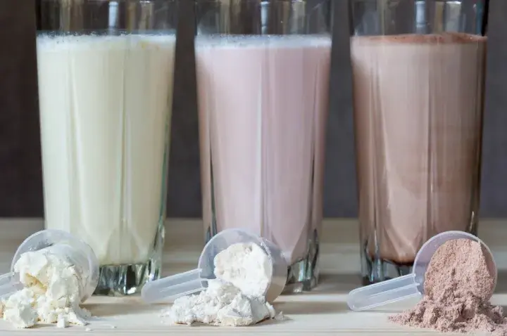 Shake proteinowy przed czy po treningu - co wybrać dla lepszych efektów?