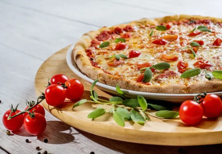 Jak podgrzać mrożoną pizzę w mikrofali, aby nie straciła smaku
