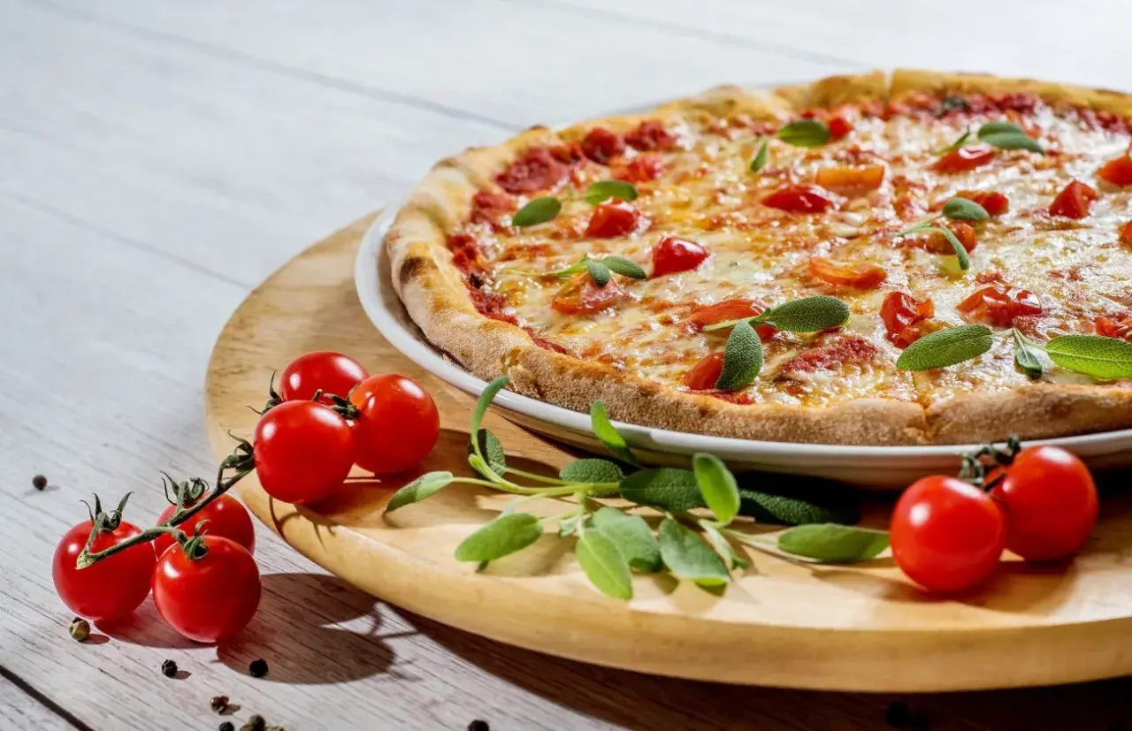 Jak podgrzać mrożoną pizzę w mikrofali, aby nie straciła smaku